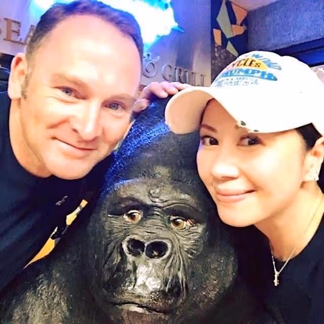 54歲「亞洲皇后」曬與同屆港姐聚會合照,兩度離婚,終嫁初戀男友