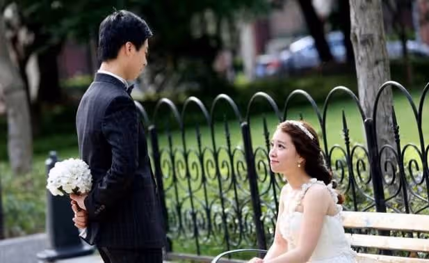 和相親小伙見面,我想拉黑他,看到豪車後我改變主意:我要嫁給你