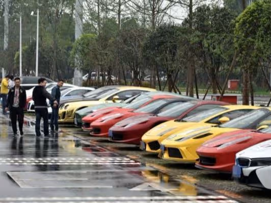 和相親小伙見面,我想拉黑他,看到豪車後我改變主意:我要嫁給你