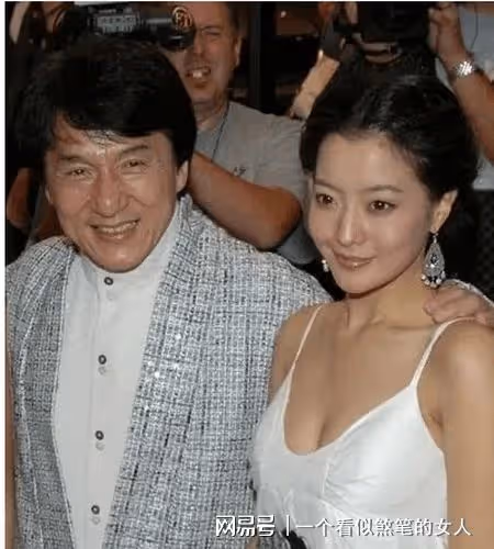 金喜善昏迷不醒,成龍抱著她往房間跑,2小時內成龍都乾了啥?