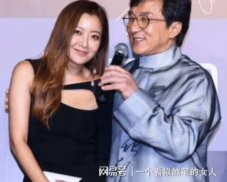 金喜善昏迷不醒,成龍抱著她往房間跑,2小時內成龍都乾了啥?