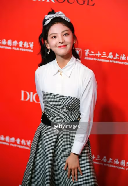 不修圖的女明星長啥樣？娜扎高圓圓生圖顏霸，她卻直接被秒