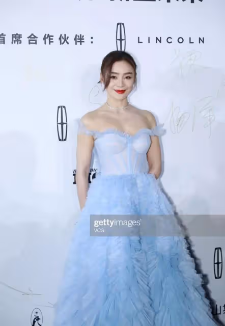 不修圖的女明星長啥樣？娜扎高圓圓生圖顏霸，她卻直接被秒
