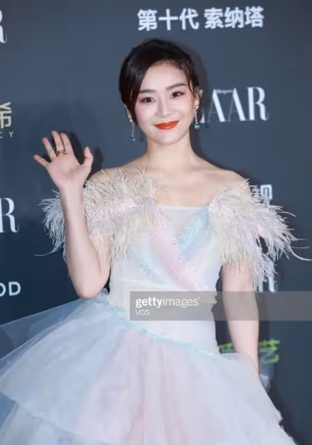 不修圖的女明星長啥樣？娜扎高圓圓生圖顏霸，她卻直接被秒