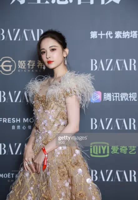不修圖的女明星長啥樣？娜扎高圓圓生圖顏霸，她卻直接被秒