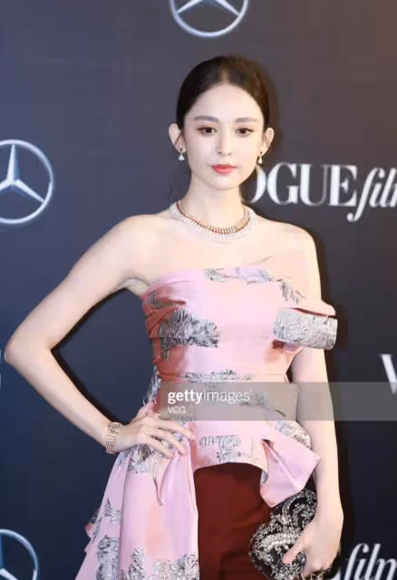 不修圖的女明星長啥樣？娜扎高圓圓生圖顏霸，她卻直接被秒
