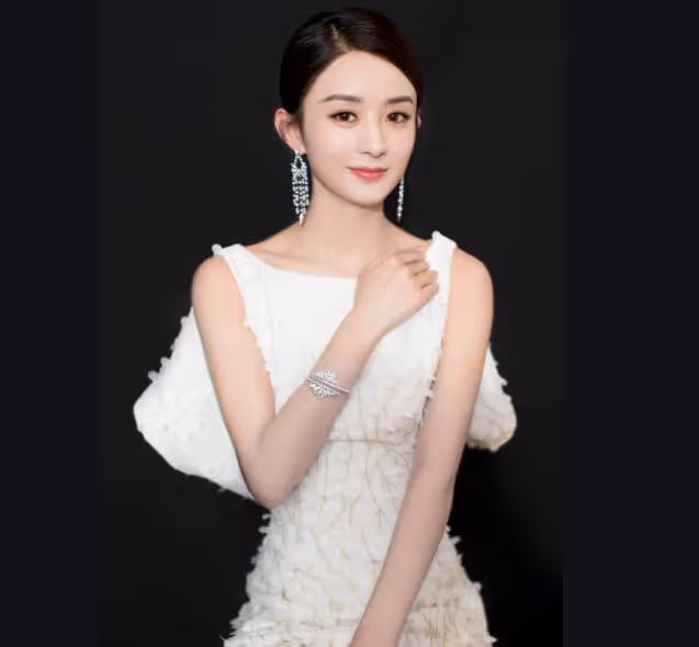她本是趙麗穎替身,趁穎寶懷孕不斷接戲,如今和趙麗穎平起平坐