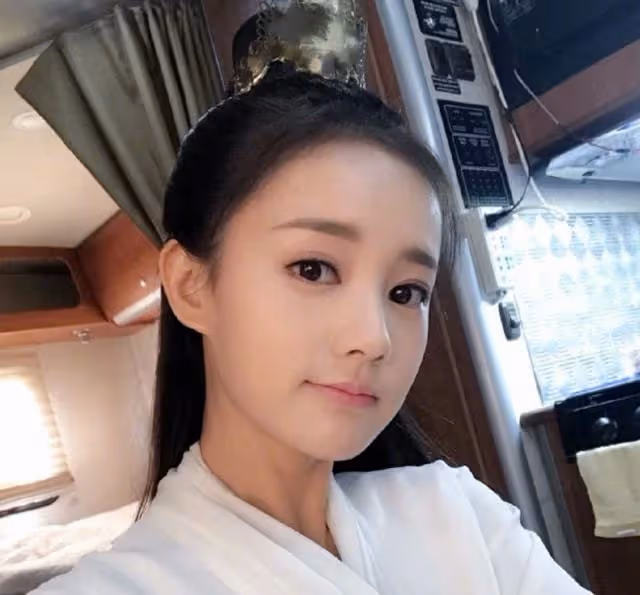 她本是趙麗穎替身,趁穎寶懷孕不斷接戲,如今和趙麗穎平起平坐