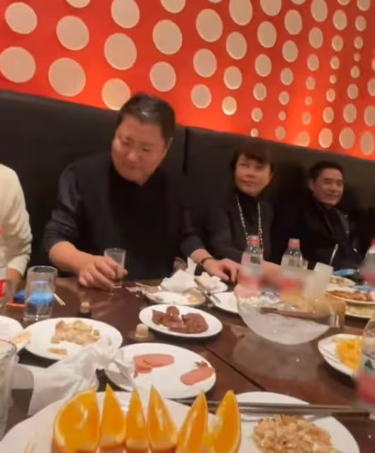文代會眾星聚會:陳道明吳剛熱聊,杜江喝到臉紅,齊唱祝願祖國好