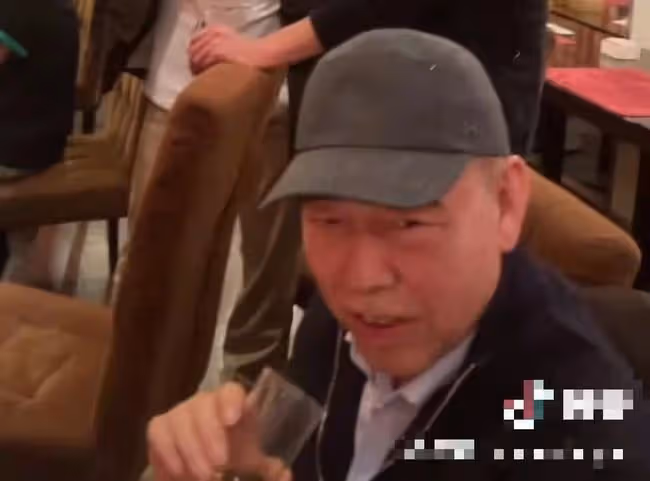 文代會眾星聚會:陳道明吳剛熱聊,杜江喝到臉紅,齊唱祝願祖國好