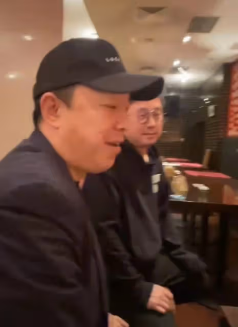 文代會眾星聚會:陳道明吳剛熱聊,杜江喝到臉紅,齊唱祝願祖國好