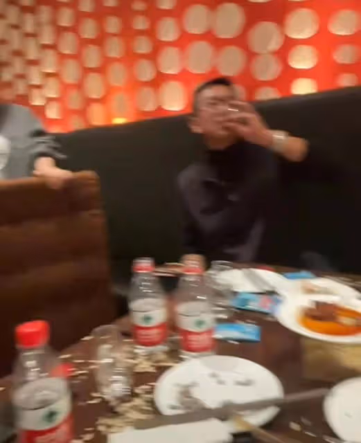 文代會眾星聚會:陳道明吳剛熱聊,杜江喝到臉紅,齊唱祝願祖國好