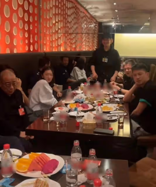 文代會眾星聚會:陳道明吳剛熱聊,杜江喝到臉紅,齊唱祝願祖國好