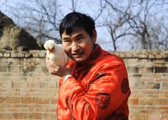 曝52歲朱之文商演排到明年五一,出道10年長紅不衰,傻人有傻福!