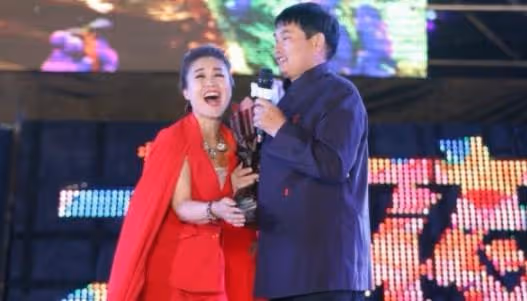 曝52歲朱之文商演排到明年五一,出道10年長紅不衰,傻人有傻福!
