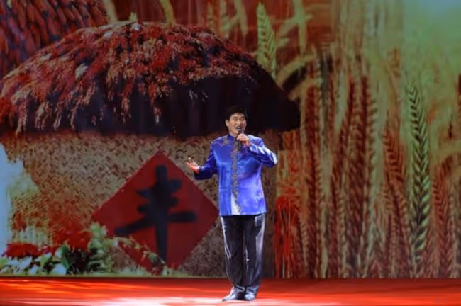 曝52歲朱之文商演排到明年五一,出道10年長紅不衰,傻人有傻福!