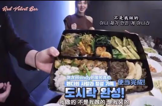 搭檔裴珠泫爆火,後為雪莉應援飽受好評,卻因簽名被質疑排擠隊友