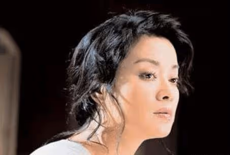 打敗韋唯毛阿敏,卻被親弟弟砸致腦震盪,一代歌后淪落到保姆謀生