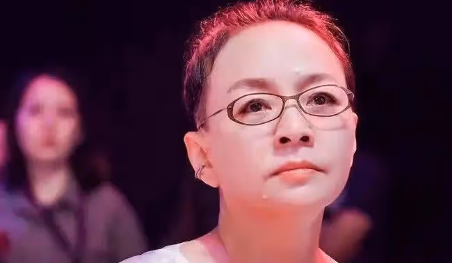 比巴圖大7歲,煙不離手,宋丹丹說白給都不要,這是她看不上兒媳的原因嗎?