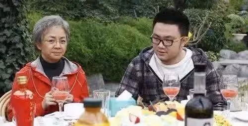 比巴圖大7歲,煙不離手,宋丹丹說白給都不要,這是她看不上兒媳的原因嗎?