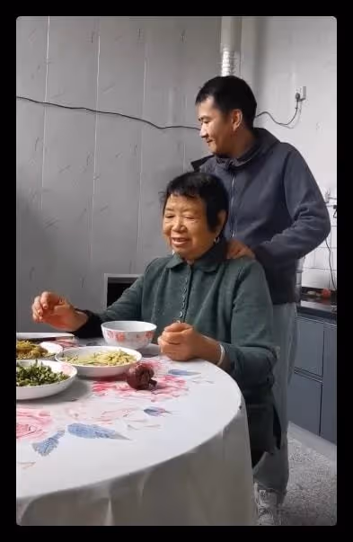 38歲戲骨自曝帶貨收入,直播倆月抵拍戲一年,不如網紅一晚太現實