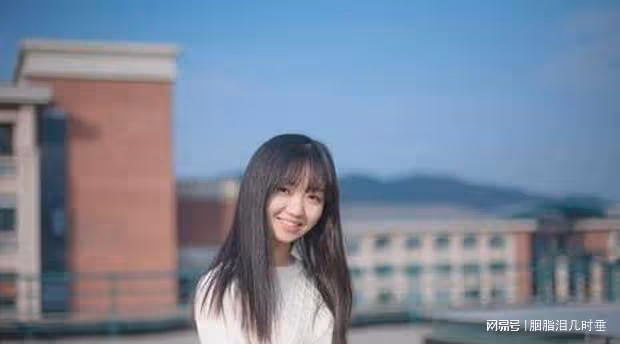 第一次到男友家做客,嫂子給我塞了一張紙條,上面寫著兩個字快走