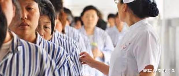 第一次到男友家做客,嫂子給我塞了一張紙條,上面寫著兩個字快走