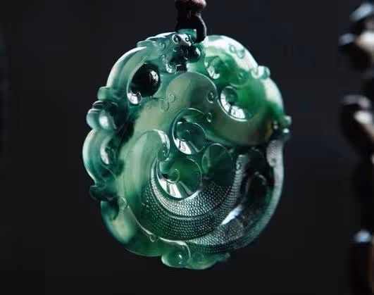 賈玲一位土豪朋友,豪車代步出行,身上的大個翡翠惹人注目!