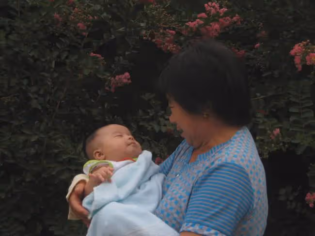 兒子剛出生被婆婆強行帶回老家,三年後兒子兒媳跪謝婆婆大恩!