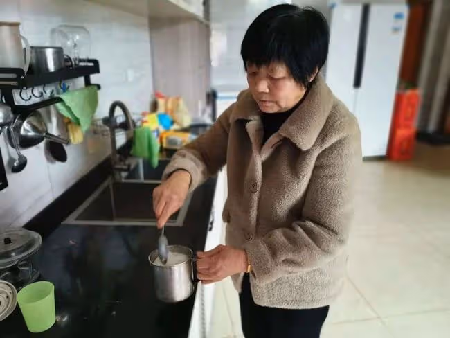 生個賠錢貨，先交5萬罰款！3個姐姐呢，媽你先交好了