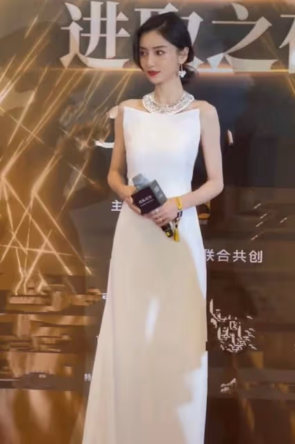 時尚盛典女星生圖:baby清冷,蔡少芬笑出法令紋,婁藝瀟發福明顯