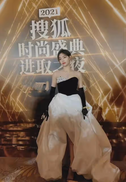 時尚盛典女星生圖:baby清冷,蔡少芬笑出法令紋,婁藝瀟發福明顯