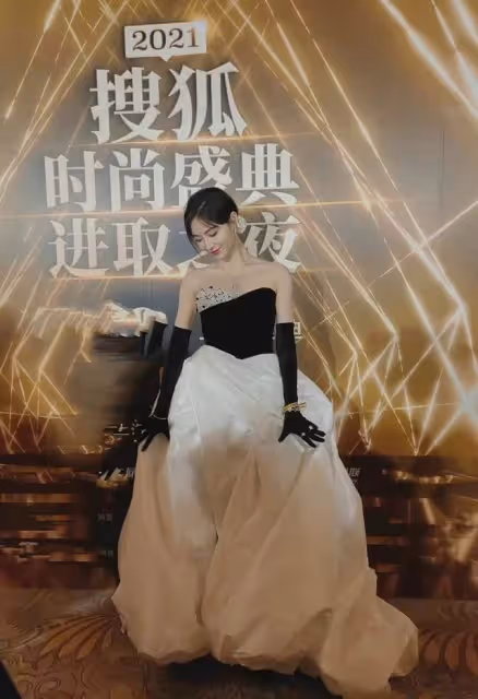 時尚盛典女星生圖:baby清冷,蔡少芬笑出法令紋,婁藝瀟發福明顯