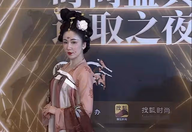 時尚盛典女星生圖:baby清冷,蔡少芬笑出法令紋,婁藝瀟發福明顯