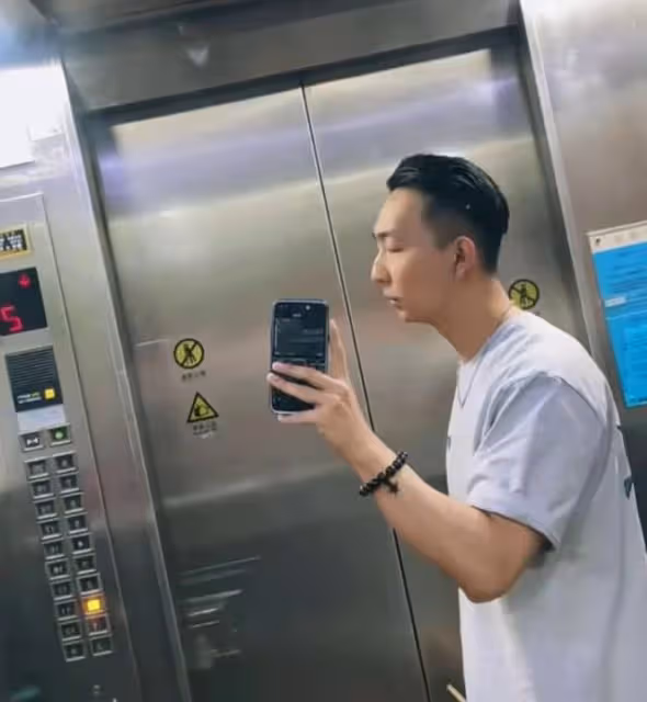 失散的兄弟?香港知名男星與內地網紅撞臉,超高相似度引網友熱議