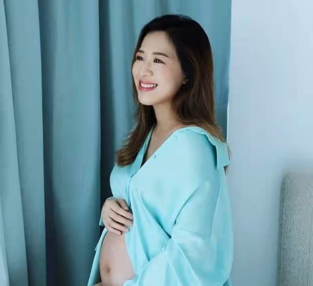 幸福一家三口!TVB知名女星兒子辦百日宴,與爸爸穿父子裝超可愛