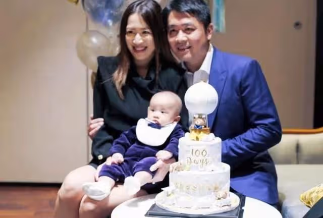 幸福一家三口!TVB知名女星兒子辦百日宴,與爸爸穿父子裝超可愛