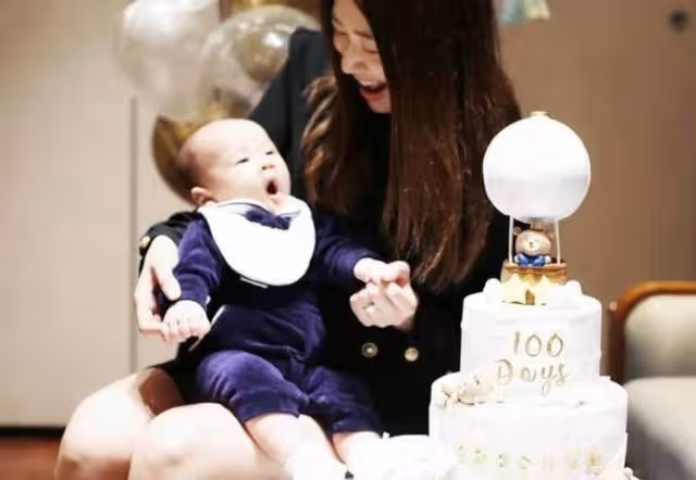 幸福一家三口!TVB知名女星兒子辦百日宴,與爸爸穿父子裝超可愛