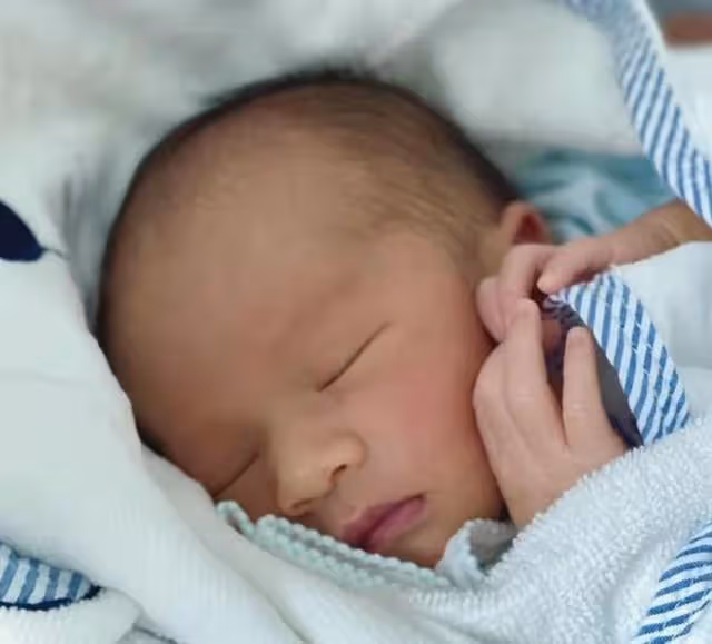 幸福一家三口!TVB知名女星兒子辦百日宴,與爸爸穿父子裝超可愛
