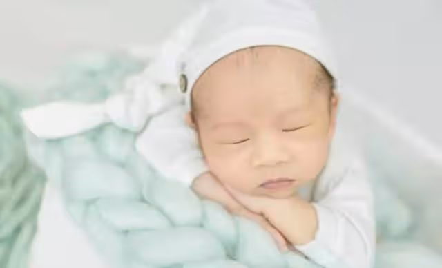幸福一家三口!TVB知名女星兒子辦百日宴,與爸爸穿父子裝超可愛