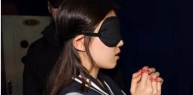女大學生被騙拐山溝，男人扯下她的衣服，實施「獸行」