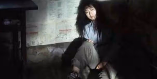 女大學生被騙拐山溝，男人扯下她的衣服，實施「獸行」