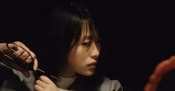 女大學生被騙拐山溝，男人扯下她的衣服，實施「獸行」
