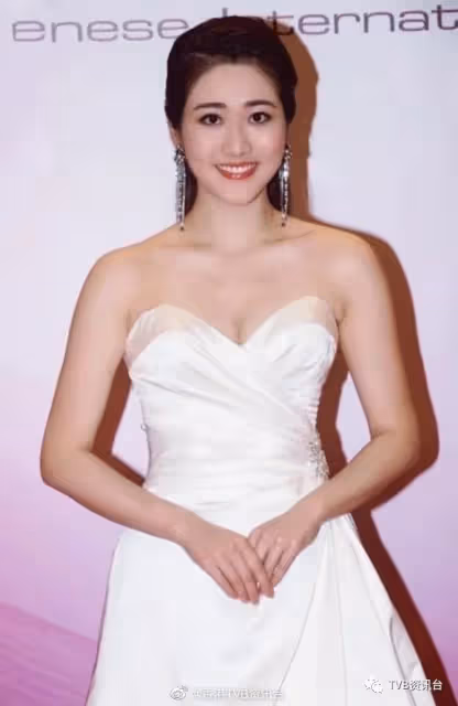 鄧佩儀企回應比選美時重20磅！高海寧小背心加持玩轉身