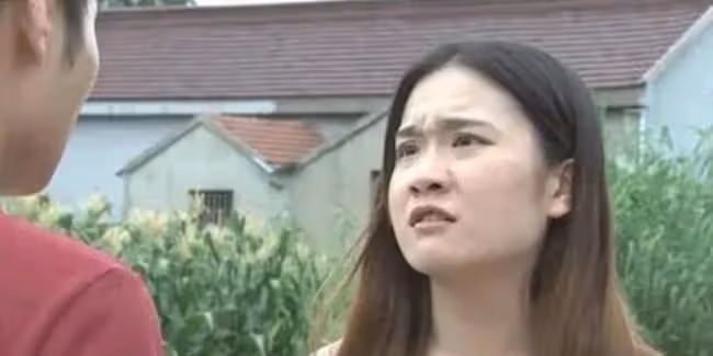 哥哥讓我幫忙課程實驗,脫掉我上衣後,他和3個男生一起觀摩