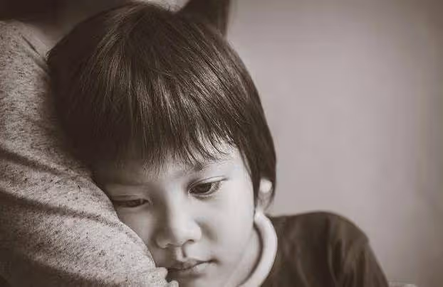 哥哥讓我幫忙課程實驗,脫掉我上衣後,他和3個男生一起觀摩