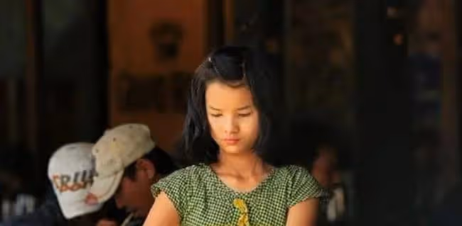 哥哥讓我幫忙課程實驗,脫掉我上衣後,他和3個男生一起觀摩