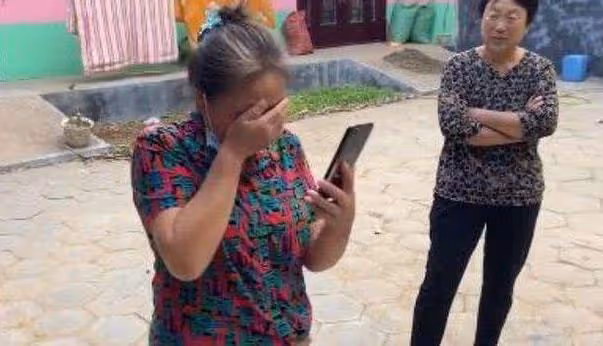 哥哥讓我幫忙課程實驗,脫掉我上衣後,他和3個男生一起觀摩