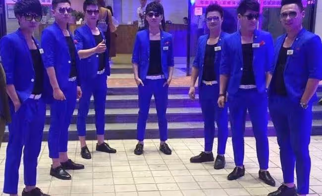父親死後，我去KTV上班維持生計，在那裡除了服務女人還有男人