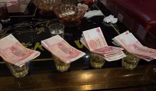 父親死後,我去KTV上班維持生計,在那裡除了服務女人還有男人